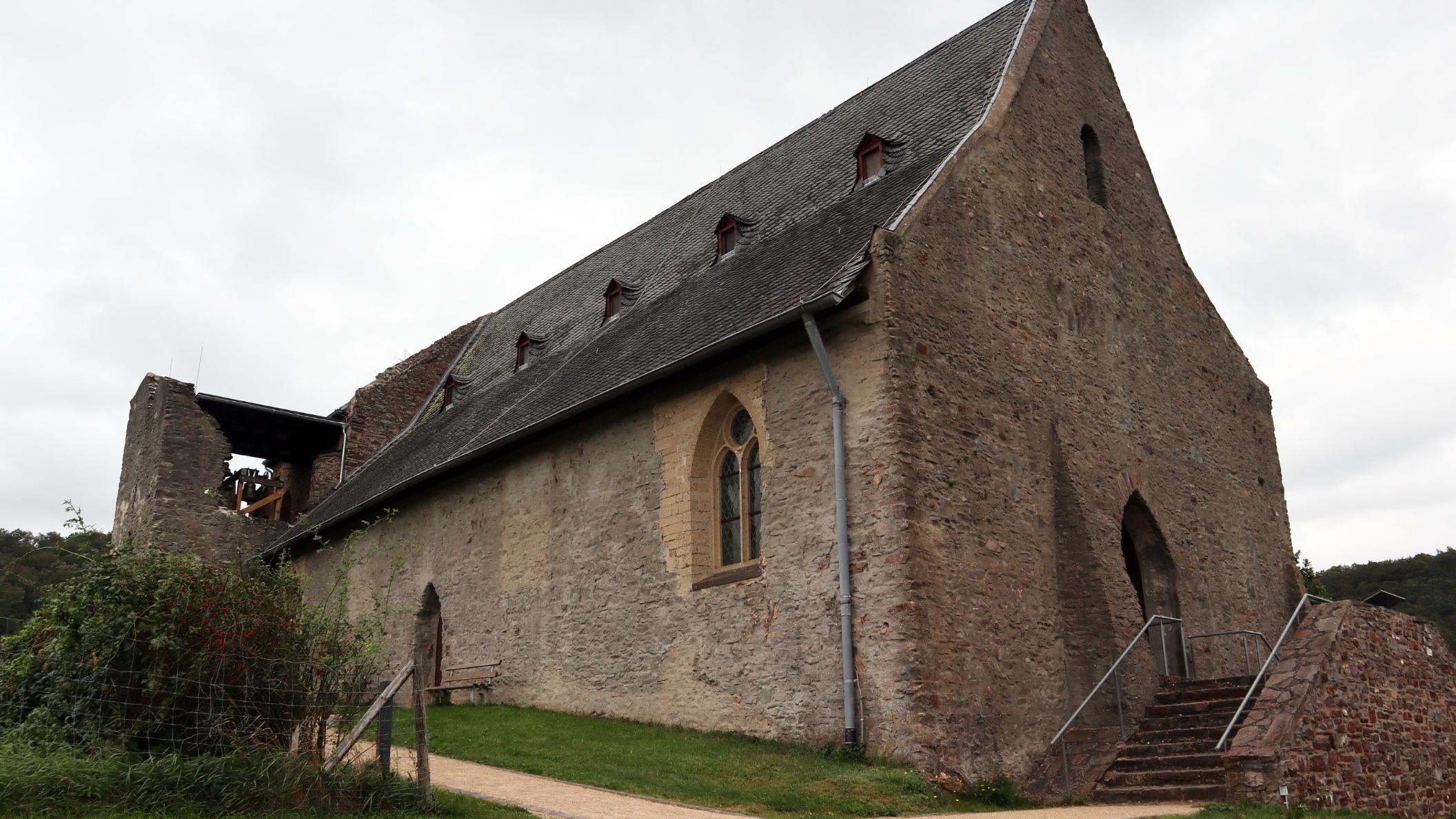 Im Glockenturm der Bleidenberger Wallfahrtskapelle aus dem Jahr 1248 lädt zum ersten Mal eine Glocke zum Gottesdienst ein.