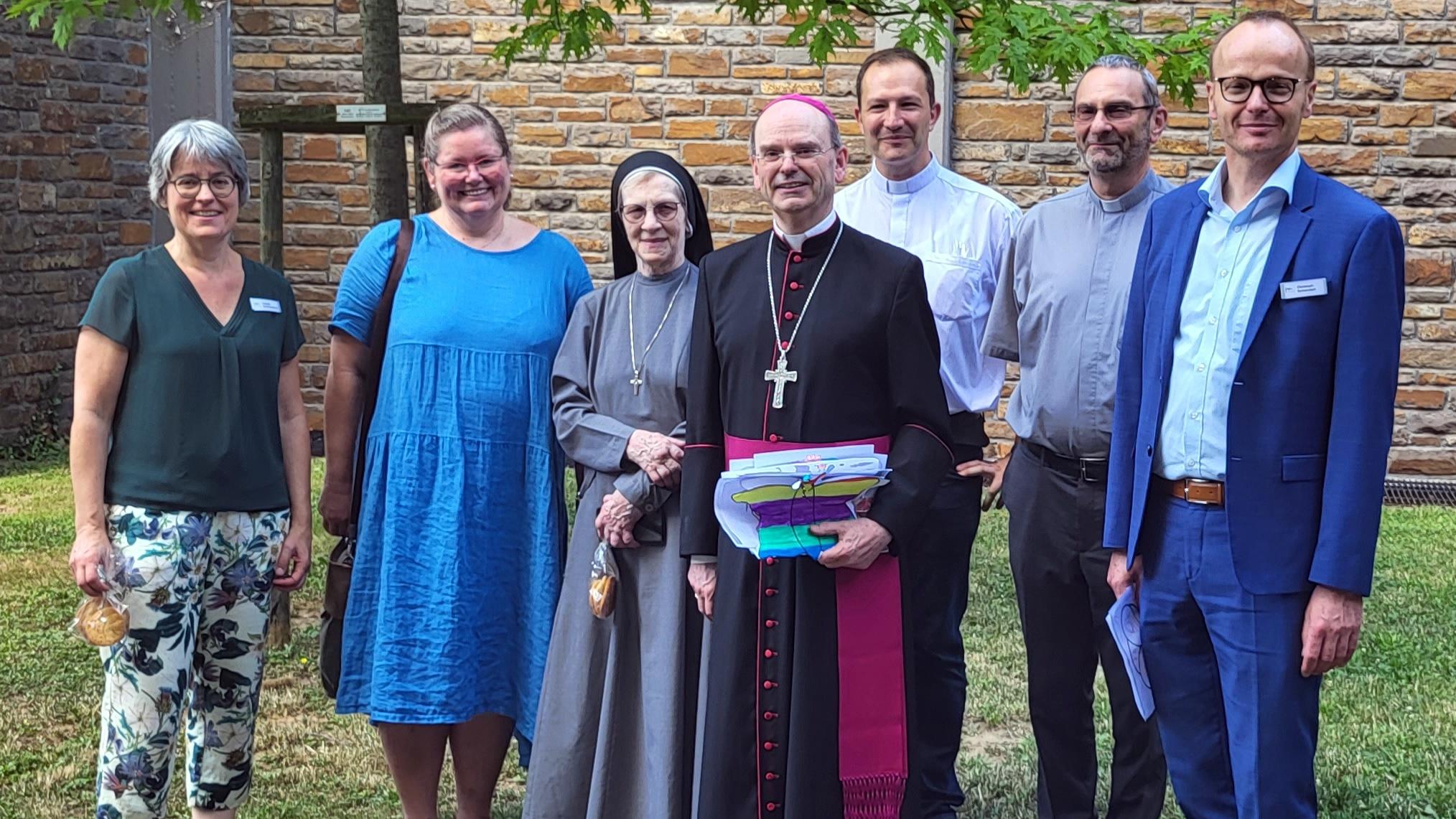 Weihbischof Robert Brahm (Mitte) besuchte bei seiner Visitation durch den Pastoralen Raum Maifeld-Untermosel unter anderem das Herz-Jesu-Haus Kühr. In Niederfell traf er sich mit der pädagogischen Leiterin Claudia Schönershoven, Angela Hübner vom Leitungsteam Pastoraler Raum, Schwester Ludowika, Dekan des Pastoralen Raums Carsten Scher, Pfarrer Peter Adamski und dem kaufmännischen Geschäftsführer Christoph Schwickart (v. links).