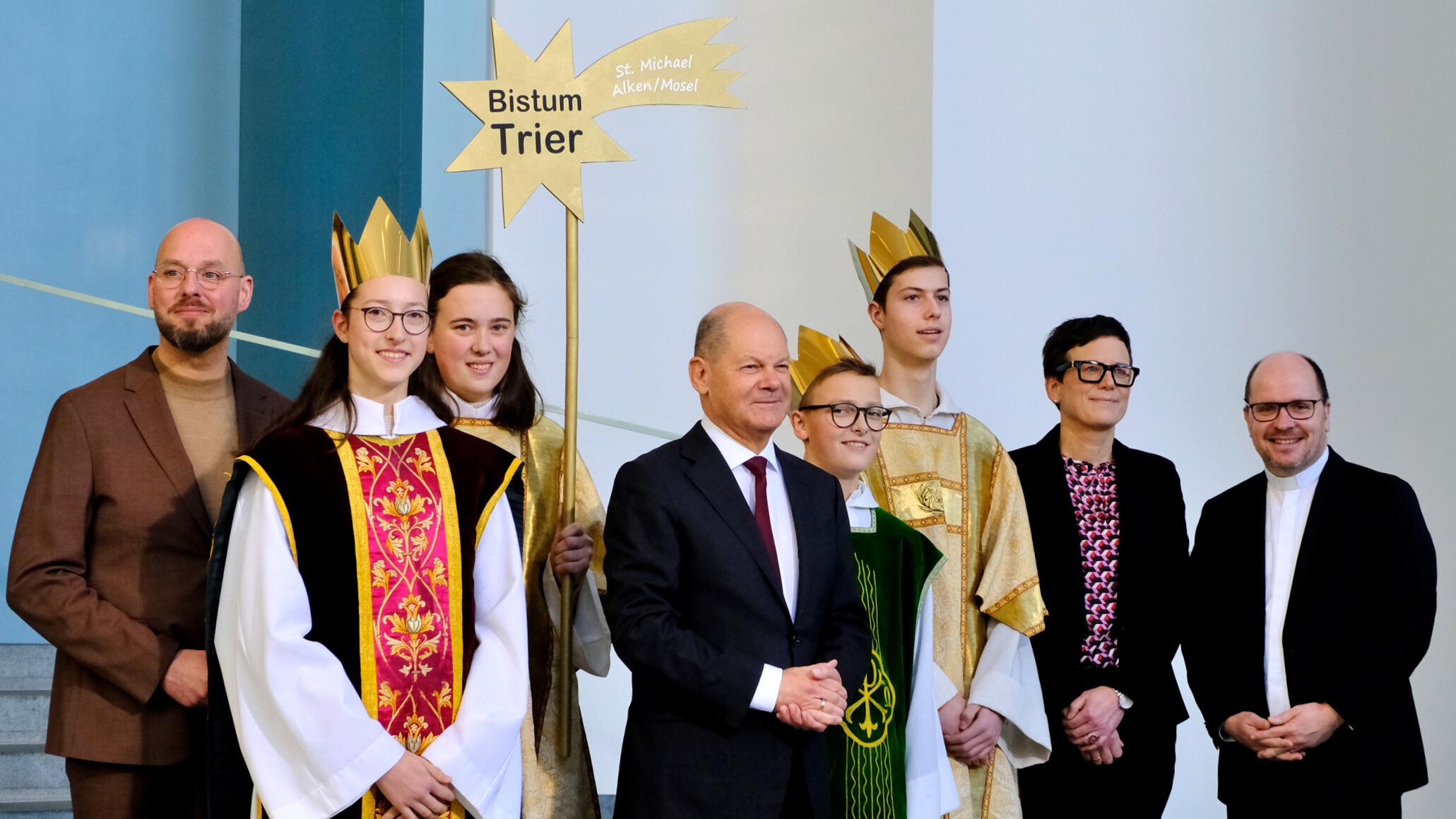 Johanna (17), Emma (16), Jakob (15) und Nils (14) sowie Begleiterin Anja Isaak aus der Gemeinde St. Michael in Alken stellten sich mit Bundeskanzler Olaf Scholz, Pfarrer Dirk Bingener, Präsident des Kindermissionswerks Die Sternsinger, und Domvikar Stefan Ottersbach, Bundespräses des BDKJ zum Foto auf.