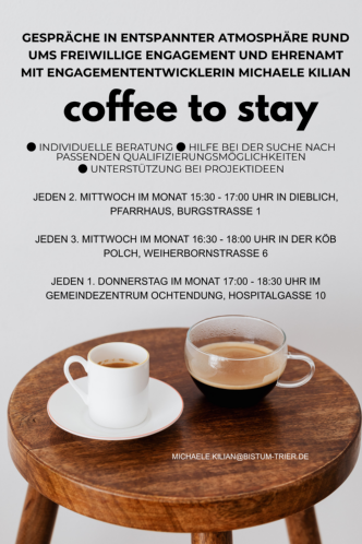 Zu sehen sind zwei Tassen mit Espresso und Kaffee auf einem kleinen, runden Holztisch