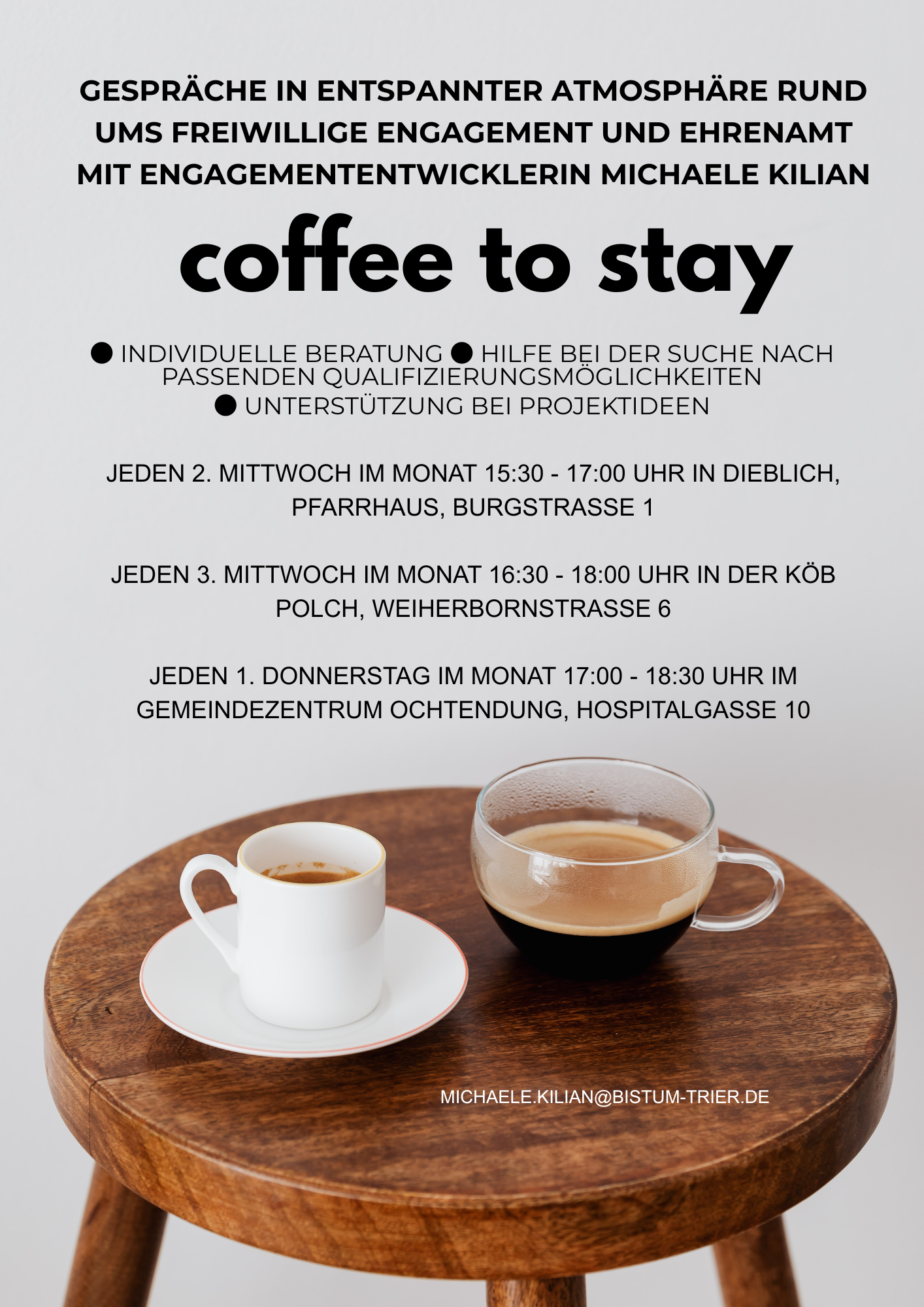 Zu sehen sind zwei Tassen mit Espresso und Kaffee auf einem kleinen, runden Holztisch