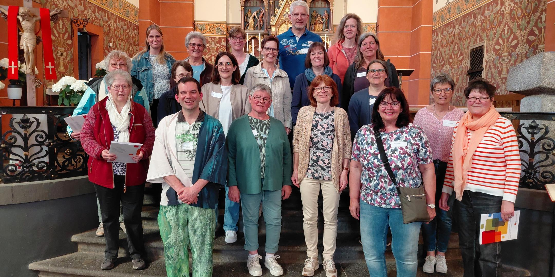 Das Bild zeigt die Teilnehmer der Schulung im Chorraum der Kirche St. Lubentius in Kobern (c) Michaele Kilian Das Bild zeigt die Teilnehmer der Schulung im Chorraum der Kirche St. Lubentius in Kobern