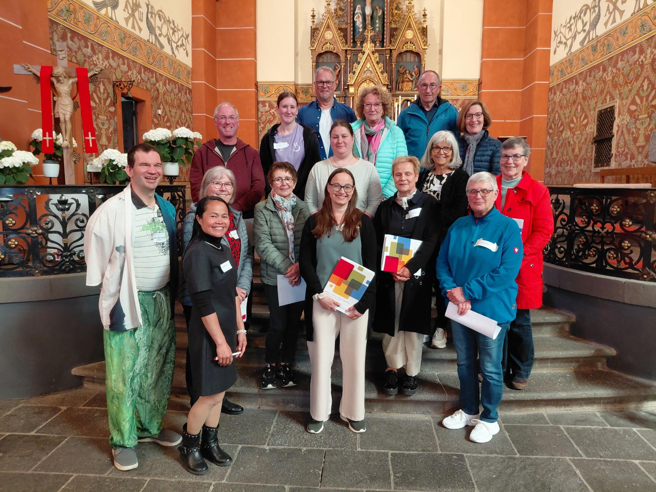 Ehrenamtliche bei der Schulung im Chorraum der Kirche St. Lubentius Kobern-Gondorf (c) Michaele Kilian Ehrenamtliche bei der Schulung im Chorraum der Kirche St. Lubentius Kobern-Gondorf