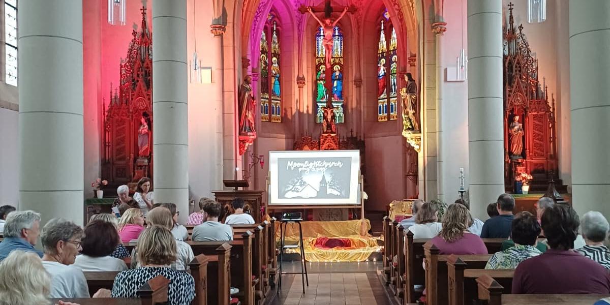Das Bild zeigt die schön gestaltet Kirche während der Moonlight-Church (c) Monika Schäfer Das Bild zeigt die schön gestaltet Kirche während der Moonlight-Church