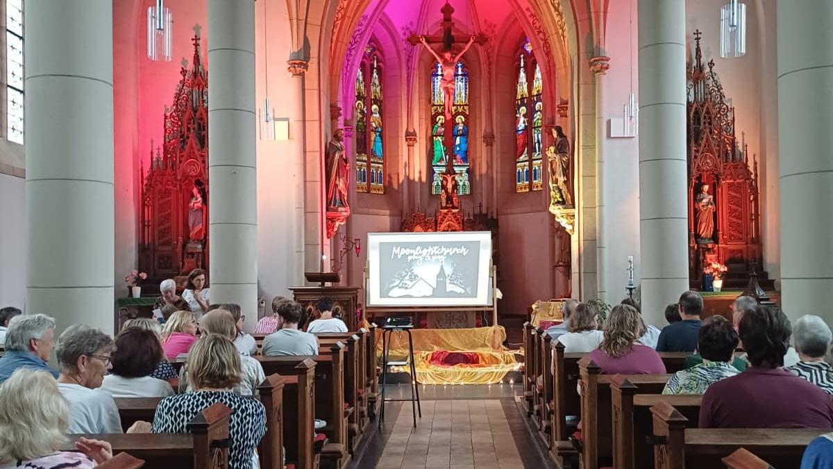 Das Bild zeigt die schön gestaltet Kirche während der Moonlight-Church