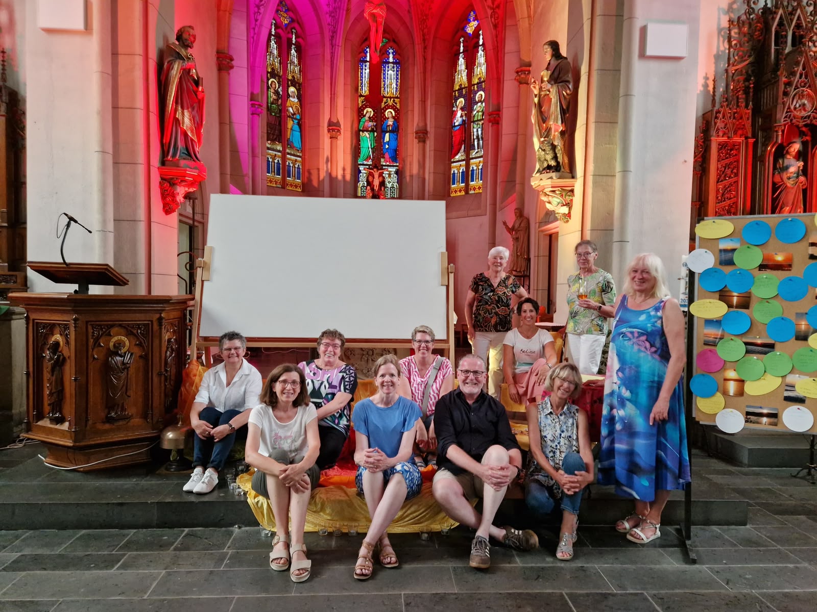 Auf dem Bild ist das Team der Moonlight-Church vor dem Altarraum zu sehen (c) Monika Schäfer Auf dem Bild ist das Team der Moonlight-Church vor dem Altarraum zu sehen