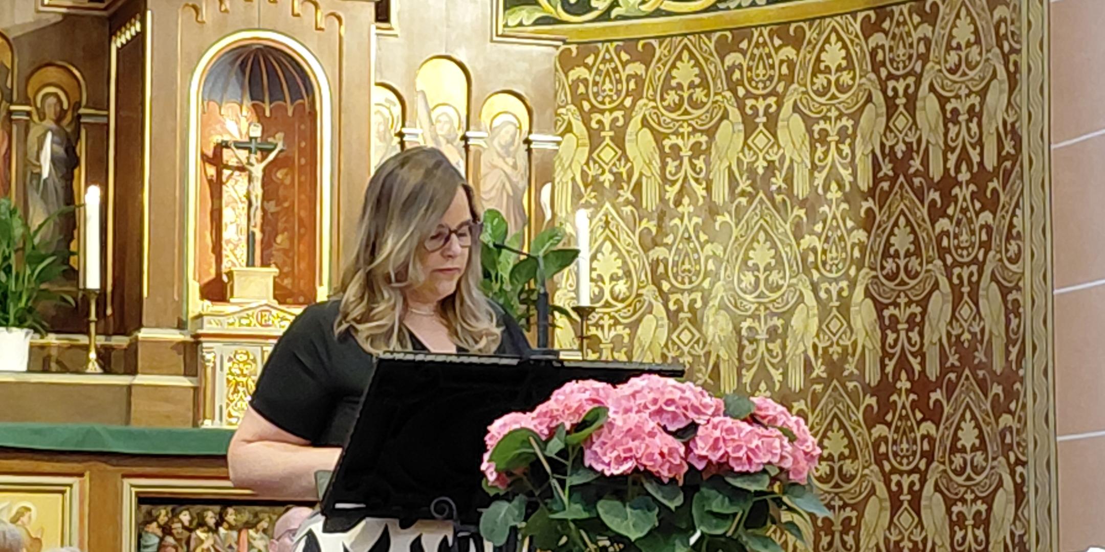 Frau Schneider steht am Ambo im Kirchenraum der Kirche in Dieblich (c) Elisabeth Einig Frau Schneider steht am Ambo im Kirchenraum der Kirche in Dieblich