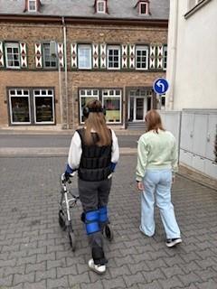 Jugendliche unterwegs mit dem Alterssimulator