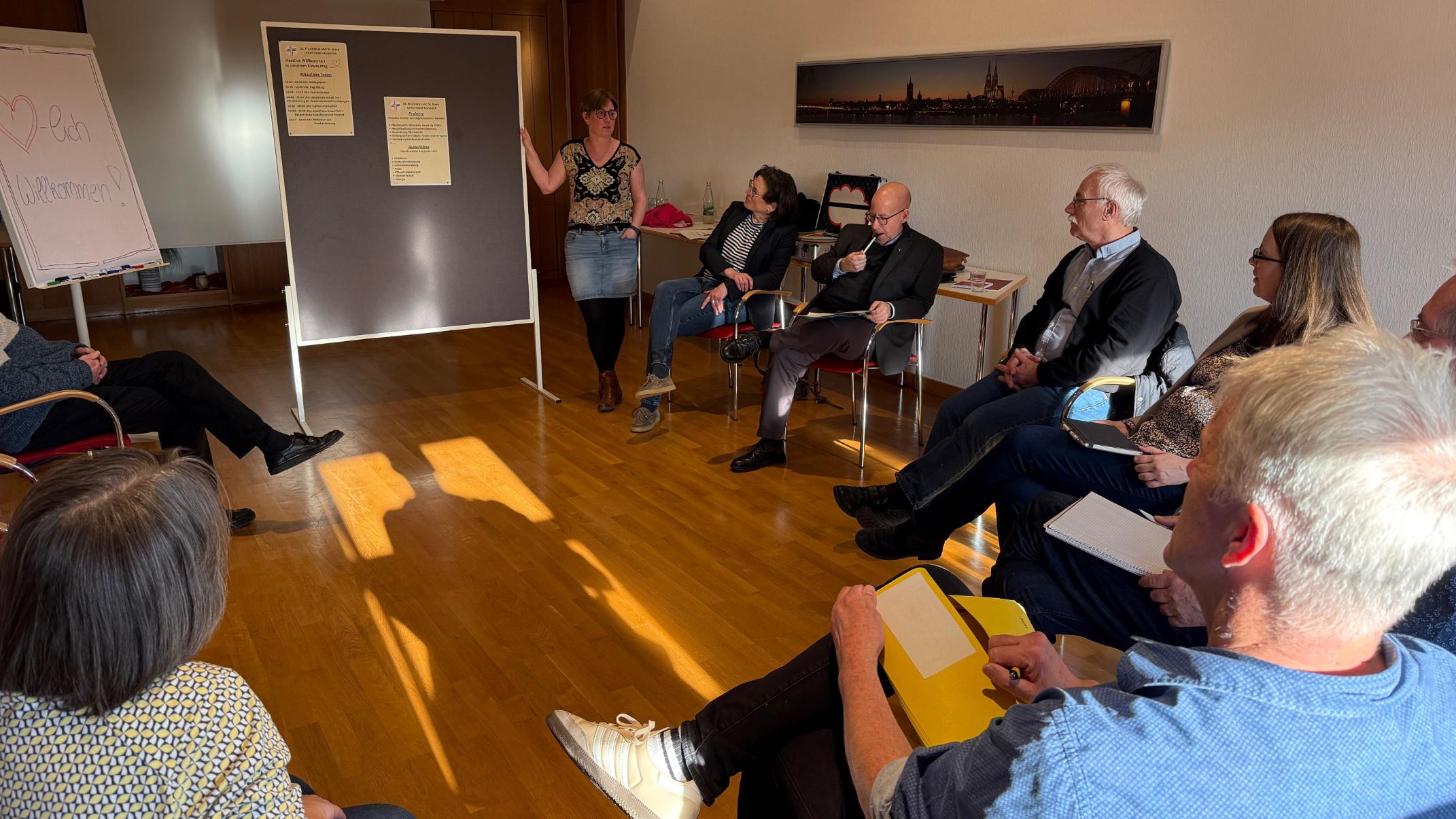 Zusehen ist der neue Pfarrgemeinderat bei Beratungen