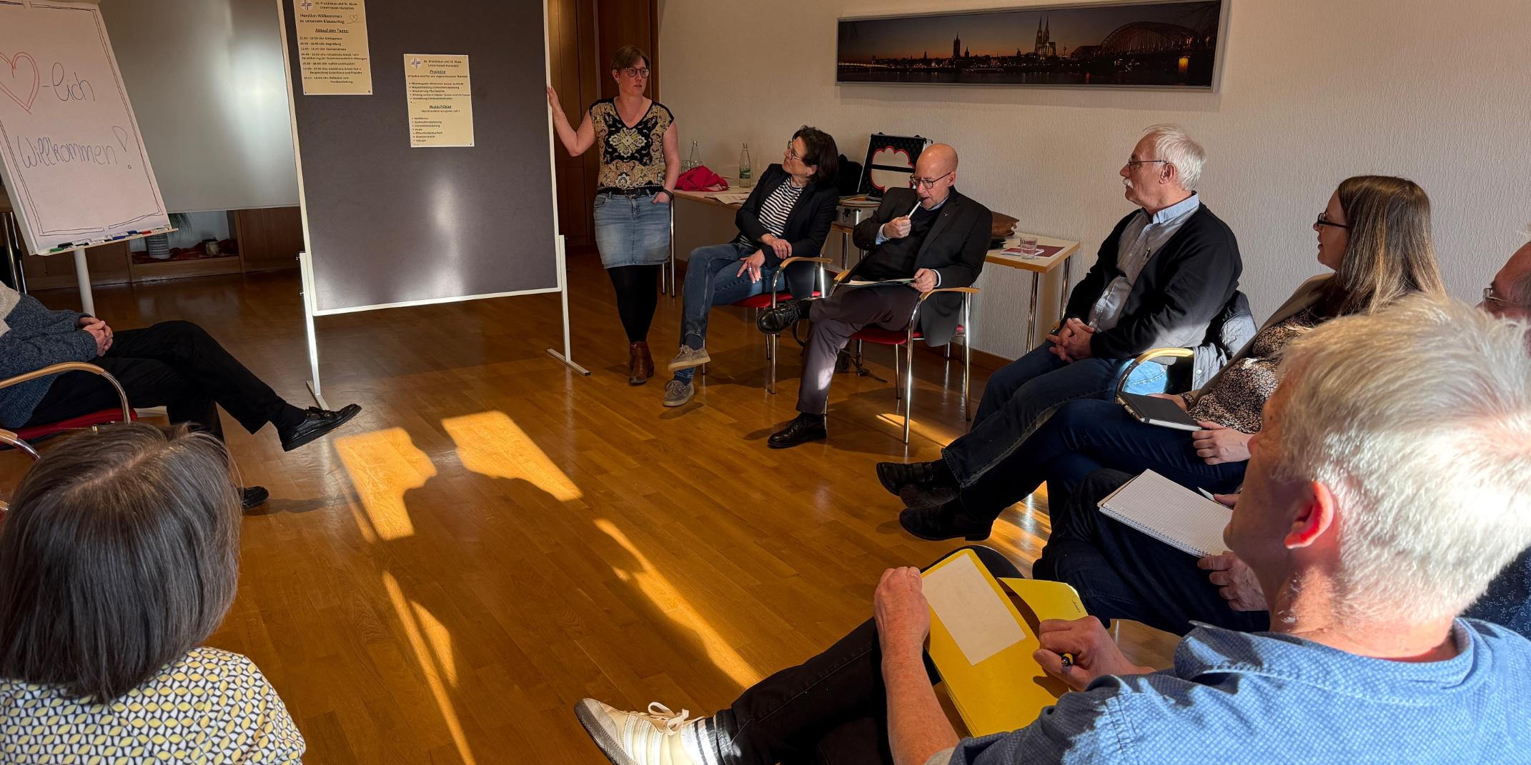 Zusehen ist der neue Pfarrgemeinderat bei Beratungen