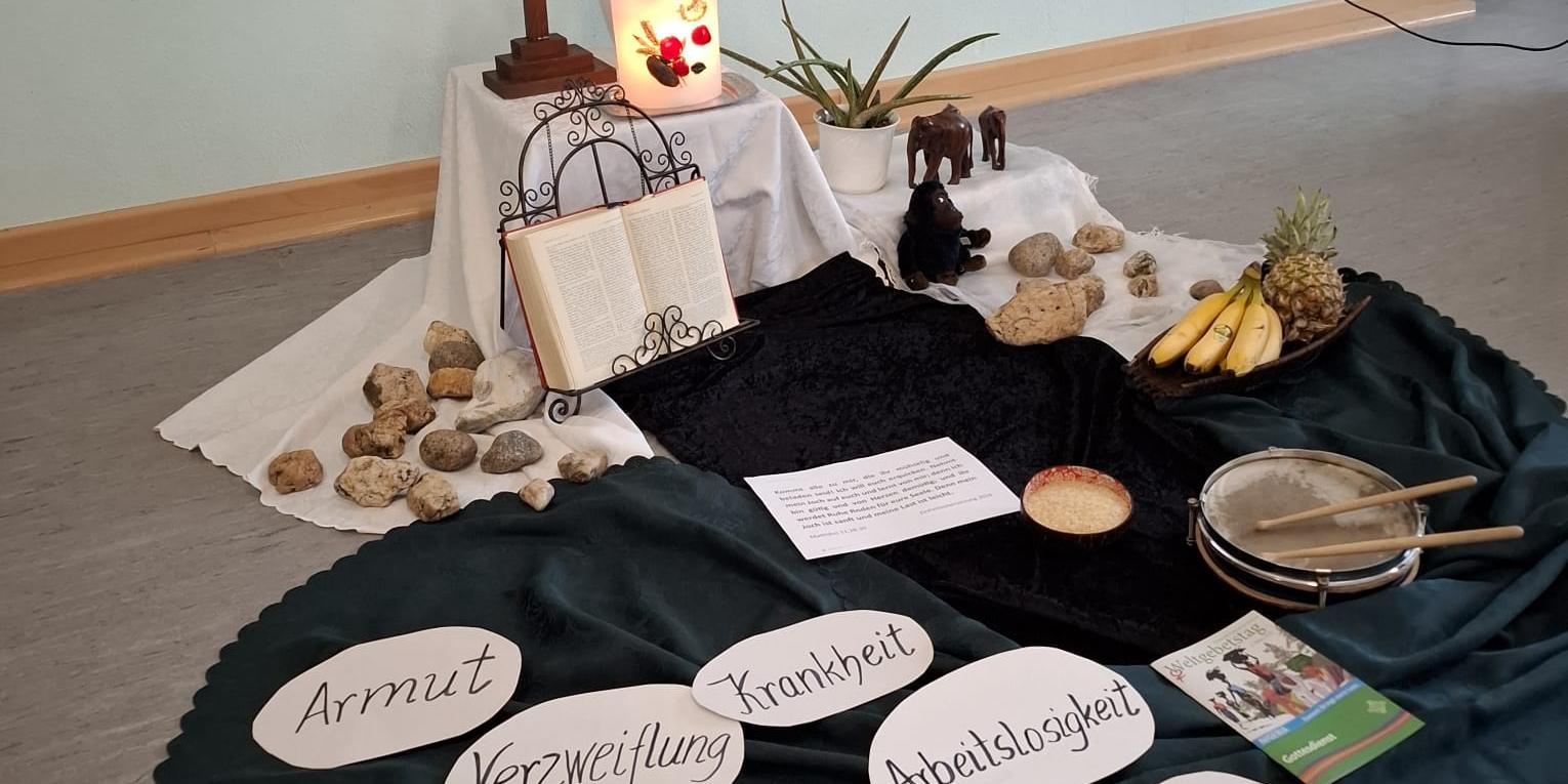 Auf einem Tuch ausgebreitet liegen Karten beschriftet mit  Ängste und Sorgen Darüber allem steht ein Kreuz, eine Kerze und die Bibel.