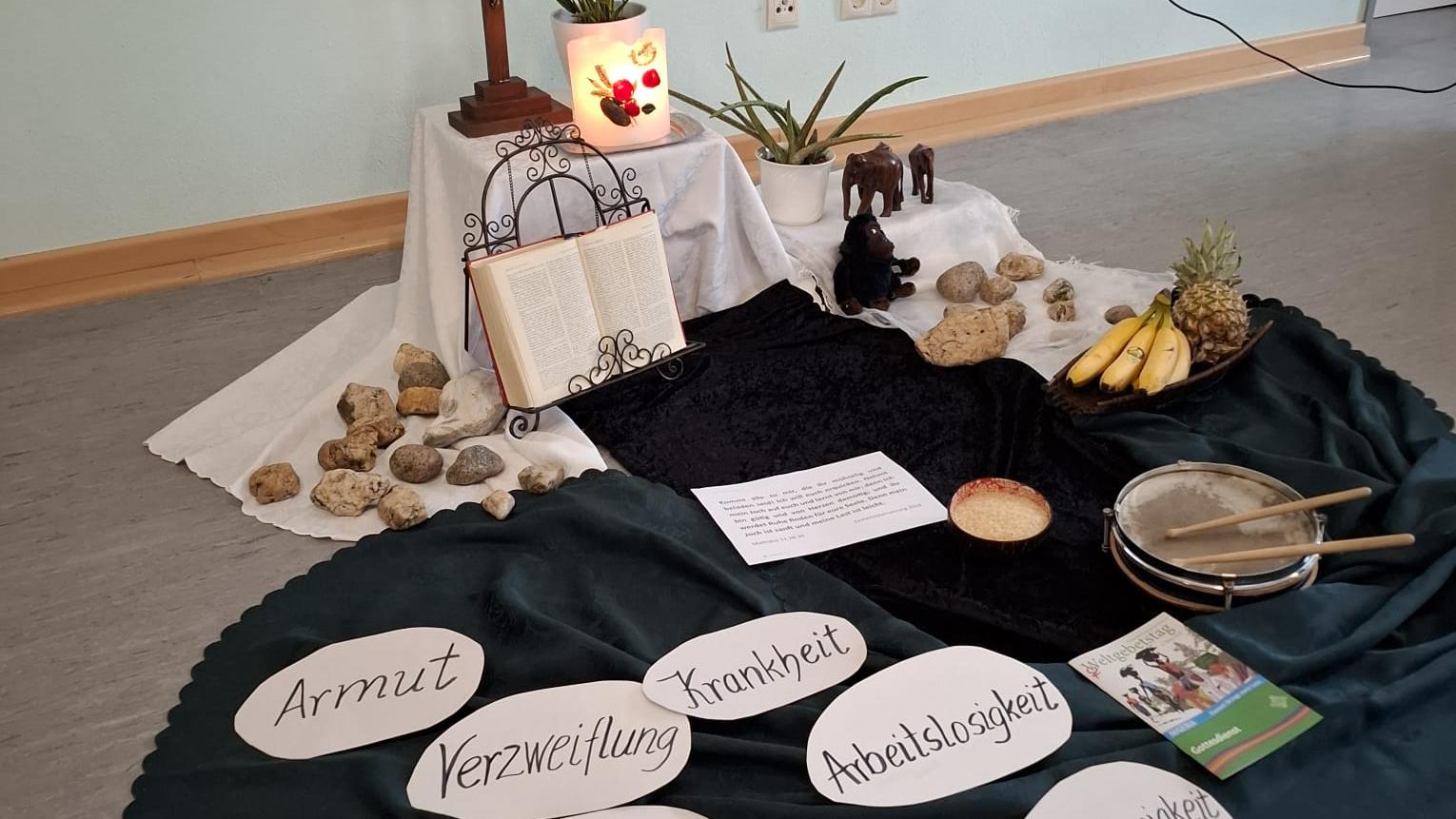 Auf einem Tuch ausgebreitet liegen Karten beschriftet mit  Ängste und Sorgen Darüber allem steht ein Kreuz, eine Kerze und die Bibel.