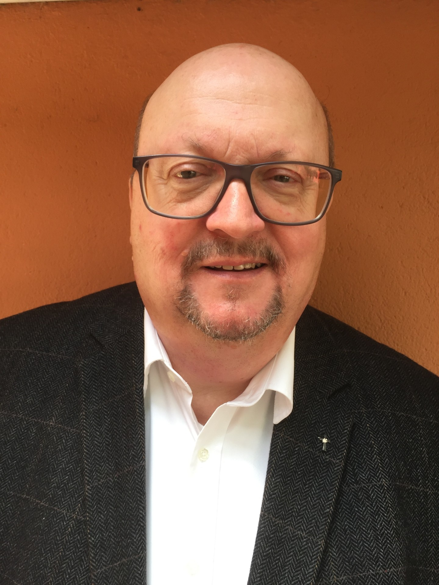 Mann um die 70 Jahre mit Brille der lächelt (c) M.Rams Mann um die 70 Jahre mit Brille der lächelt